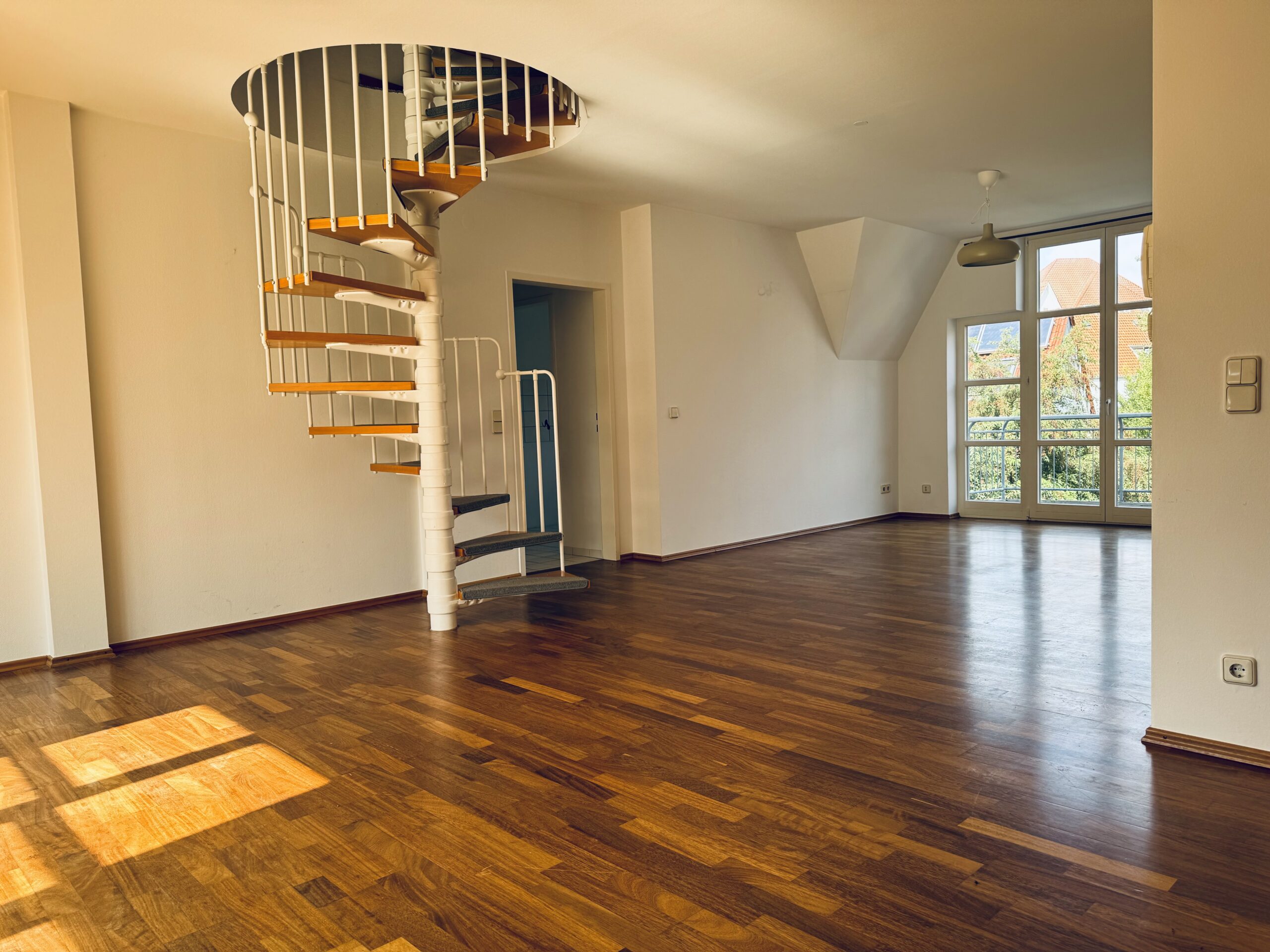 Wohnzimmer mit Wendeltreppe
